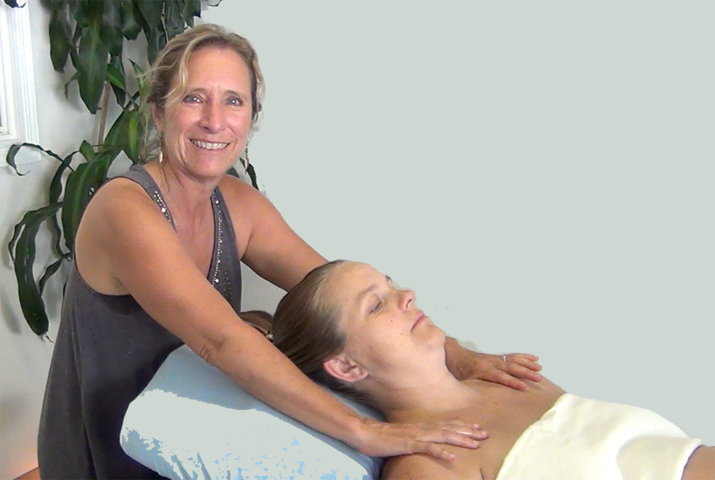 leslie massage skyler bckgrnd plain left